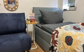 Modernesminizimmer-Stadtnah-Selfcheckin-Parkplatz